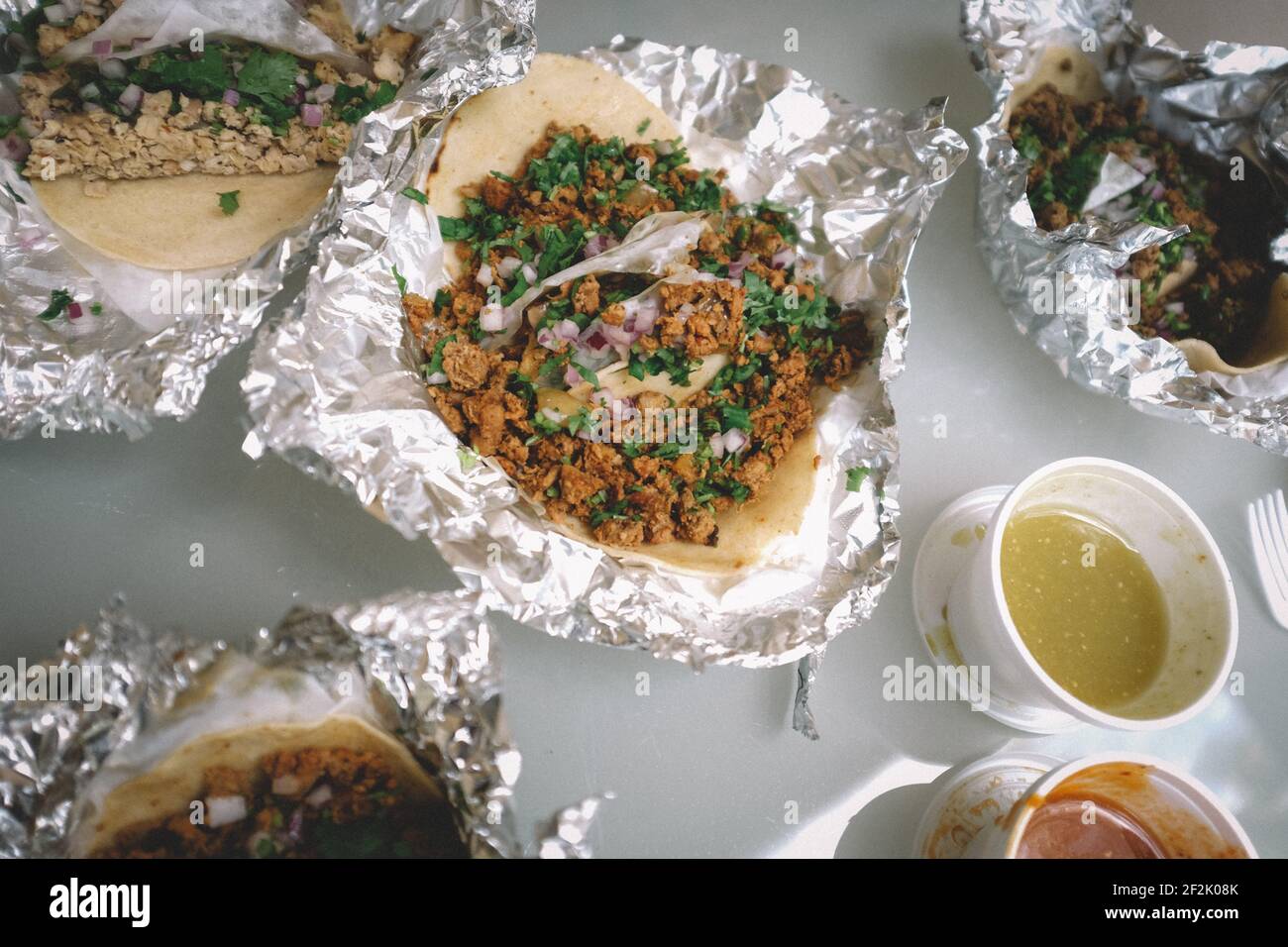 Street Style Tacos mit verschiedenen Salsas in Tinfoil Stockfoto