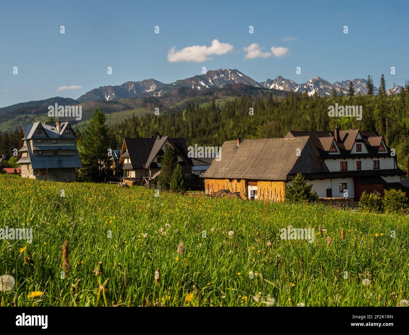 Tatry, Polen - Juni 04, 2019: kleinen polnischen Dorf in der Hohen Tatra mit dem Blick für slowakische Tatra Stockfoto