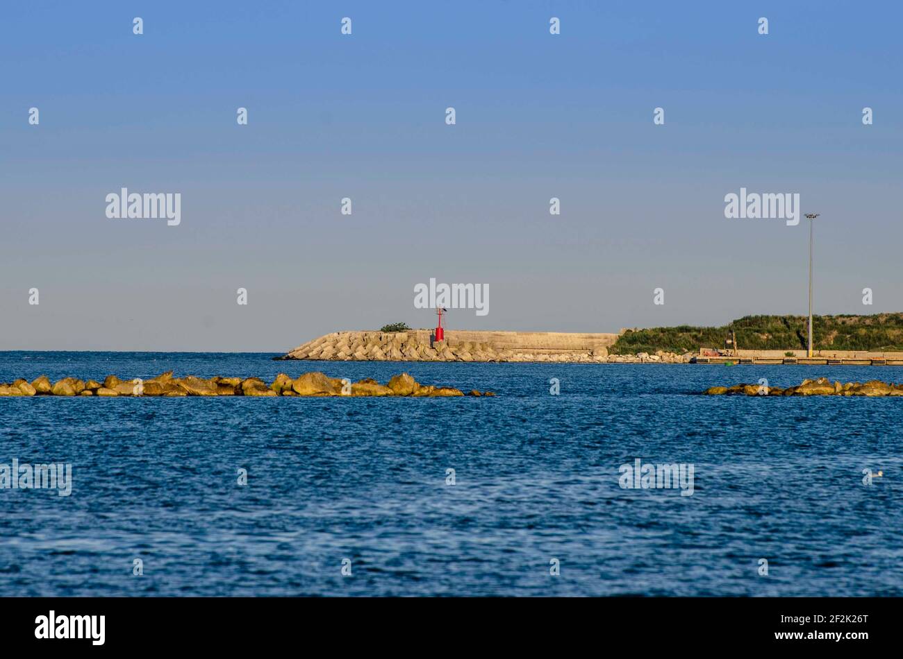 Küstenlandschaft mit Klippe und Leuchtturm an einem klaren Tag Stockfoto
