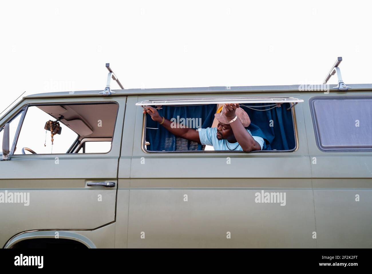 Schwarzer afroamerikanischer Mann in seinem Wohnmobil am Angezeigt Stockfoto