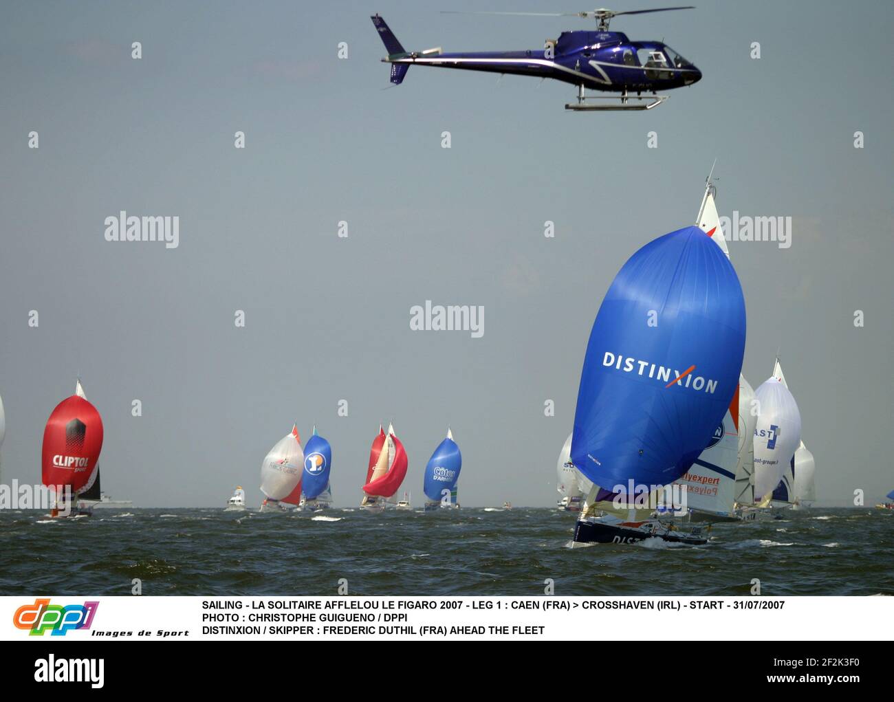 SEGELN - LA SOLITAIRE AFLELOU LE FIGARO 2007 - LEG 1 : CAEN (FRA) > CROSSHAVEN (IRL) - START - 31/07/2007 FOTO : CHRISTOPHE GUIGUENO / DPPI DISTINXION / SKIPPER : FREDERIC DUTHIL (FRA) FÜHRT DIE FLOTTE AN Stockfoto