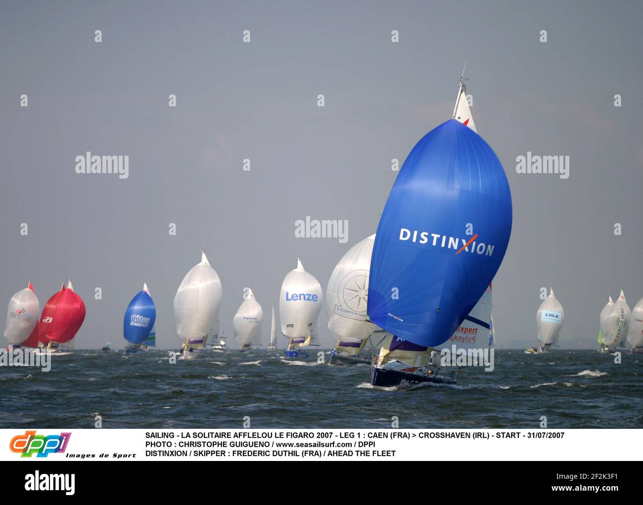 SEGELN - LA SOLITAIRE AFLELOU LE FIGARO 2007 - ETAPPE 1 : CAEN (FRA) > CROSSHAVEN (IRL) - START - 31/07/2007 FOTO : CHRISTOPHE GUIGUENO / WWW.SEASAILSURF.COM / DPPI DISTINXION / SKIPPER : FREDERIC DUTHIL (FRA) / VOR DER FLOTTE Stockfoto