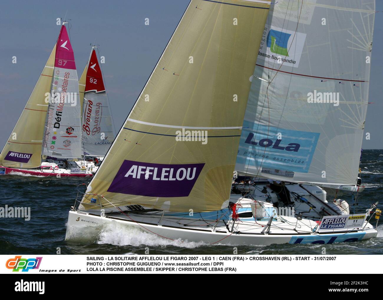 SEGELN - LA SOLITAIRE AFLELOU LE FIGARO 2007 - ETAPPE 1 : CAEN (FRA) > CROSSHAVEN (IRL) - START - 31/07/2007 FOTO : CHRISTOPHE GUIGUENO / WWW.SEASAILSURF.COM / DPPI LOLA LA PISCINE ASSEMBLEE / SKIPPER / CHRISTOPHE LEBAS (FRA) Stockfoto