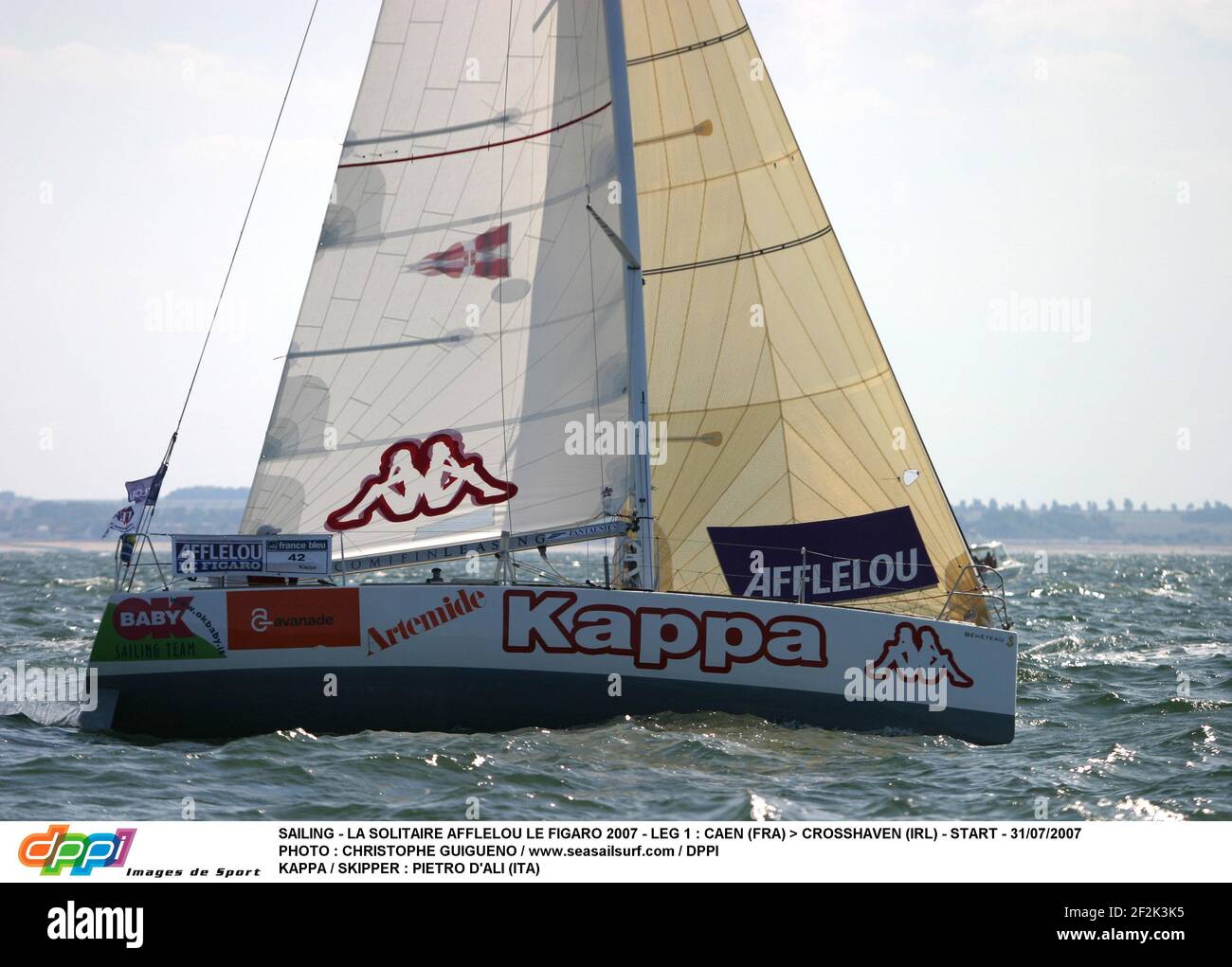 SEGELN - LA SOLITAIRE AFLELOU LE FIGARO 2007 - ETAPPE 1 : CAEN (FRA) > CROSSHAVEN (IRL) - START - 31/07/2007 FOTO : CHRISTOPHE GUIGUENO / WWW.SEASAILSURF.COM / DPPI KAPPA / SKIPPER : PIETRO D'ALI (ITA) Stockfoto