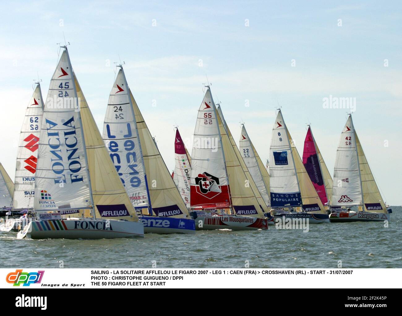 SEGELN - LA SOLITAIRE AFLELOU LE FIGARO 2007 - ETAPPE 1 : CAEN (FRA) > CROSSHAVEN (IRL) - START - 31/07/2007 FOTO : CHRISTOPHE GUIGUENO / DPPI DIE 50 FIGARO FLOTTE AM START Stockfoto