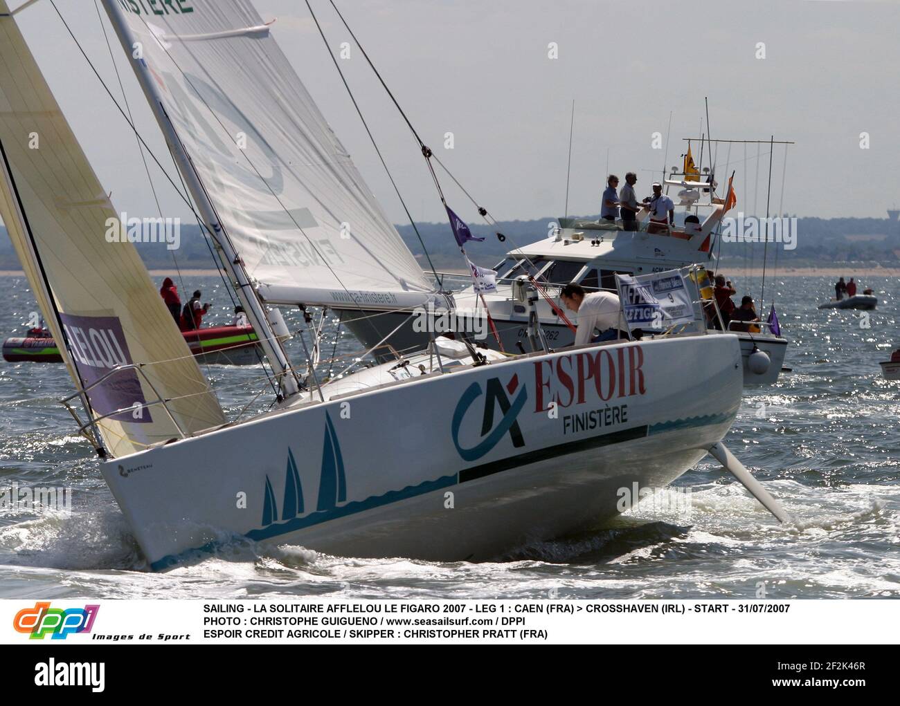 SEGELN - LA SOLITAIRE AFLELOU LE FIGARO 2007 - ETAPPE 1 : CAEN (FRA) > CROSSHAVEN (IRL) - START - 31/07/2007 FOTO : CHRISTOPHE GUIGUENO / WWW.SEASAILSURF.COM / DPPI ESPOIR CREDIT AGRICOLE / SKIPPER : CHRISTOPHER PRATT (FRA) Stockfoto