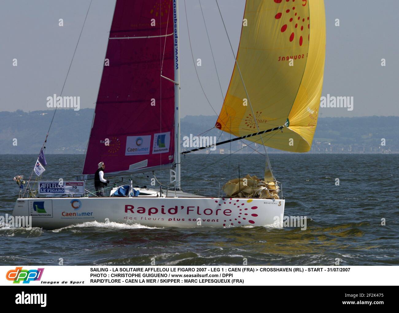 SEGELN - LA SOLITAIRE AFLELOU LE FIGARO 2007 - ETAPPE 1 : CAEN (FRA) > CROSSHAVEN (IRL) - START - 31/07/2007 FOTO : CHRISTOPHE GUIGUENO / WWW.SEASAILSURF.COM / DPPI RAPID'FLORE - CAEN LA MER / SKIPPER : MARC LEPESQUEUX (FRA) Stockfoto