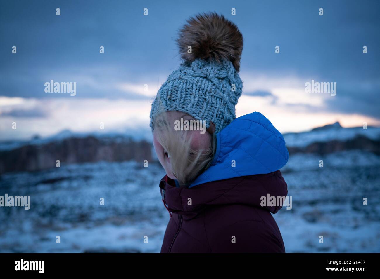 Lächelnde junge Frau genießen Winterurlaub Stockfoto
