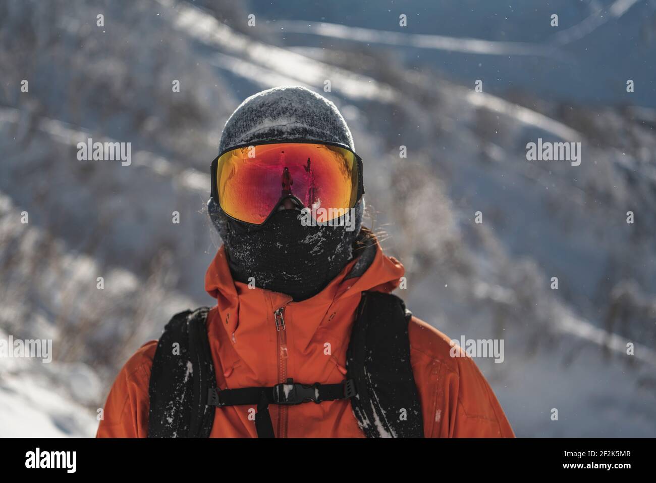 Mann mit Skibrille während des Urlaubs im Winter Stockfoto