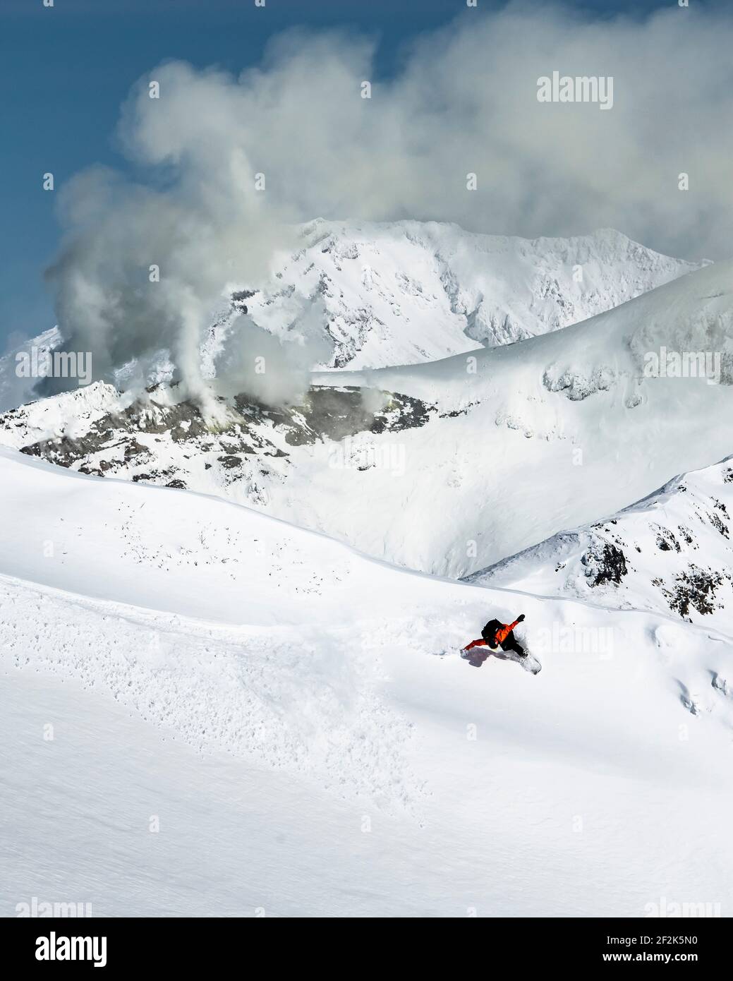 Mann Snowboarding auf schneebedeckten Berg Stockfoto