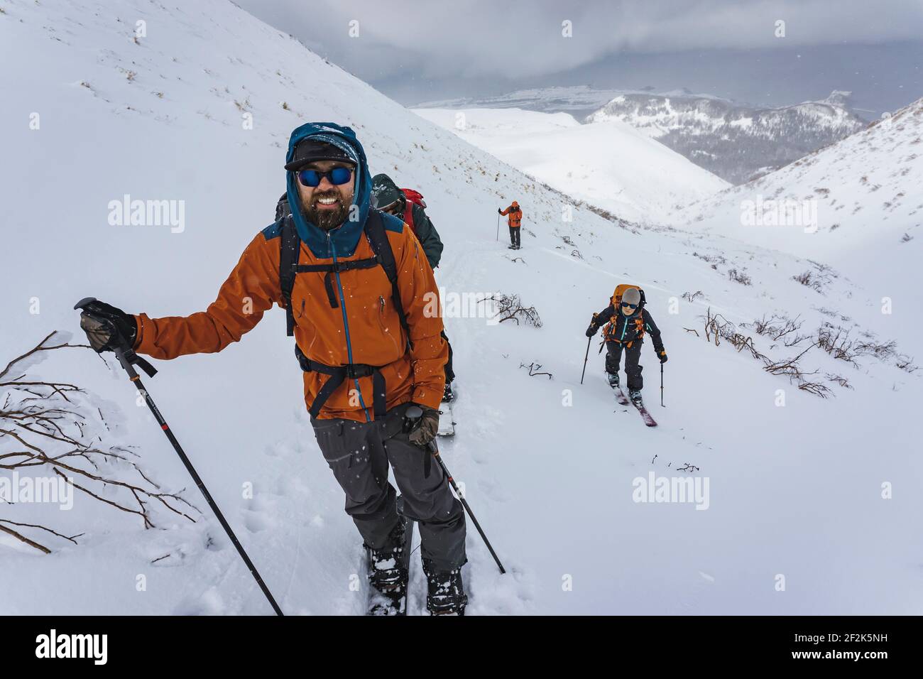 Menschen mit Skistöcken Splitboarding auf schneebedeckten Berg während des Urlaubs Stockfoto