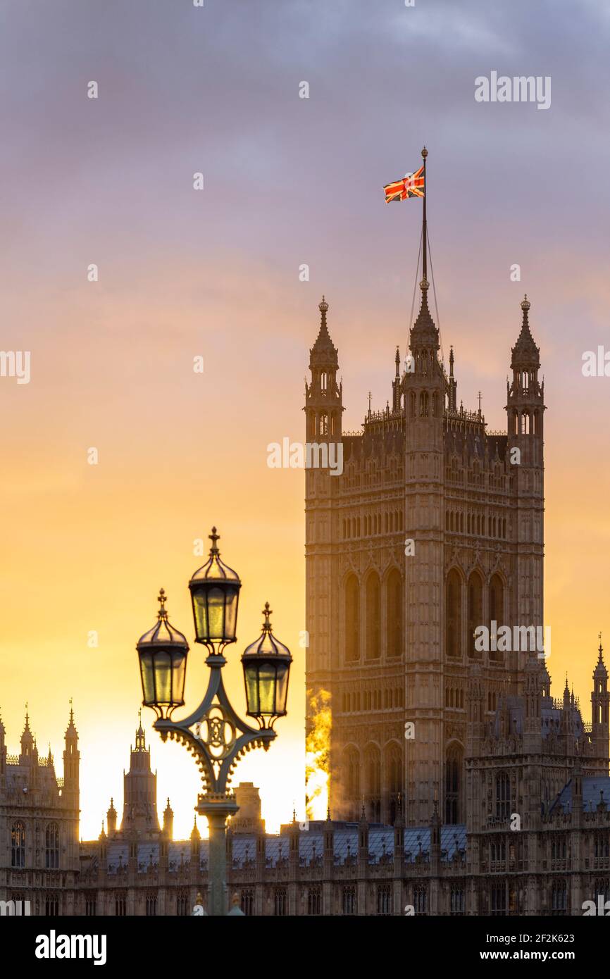 Wunderschöner Sonnenuntergang über dem Palace of Westminster mit Lampenpfosten im Vordergrund, von der Westminster Bridge aus gesehen, London, Dezember 2020 Stockfoto