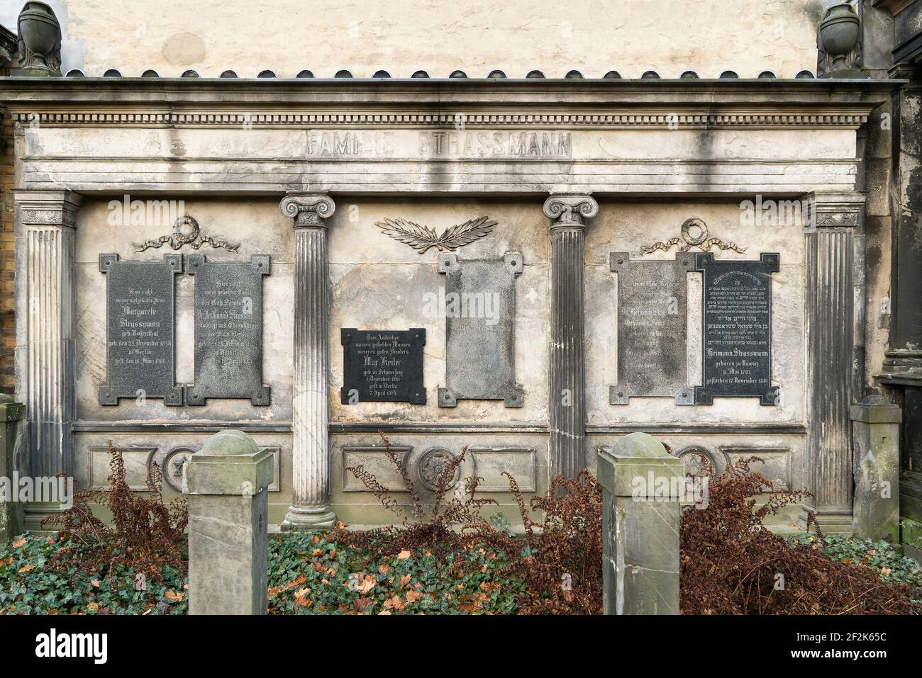Berlin, jüdischer Friedhof Berlin Weissensee, größter erhaltener jüdischer Friedhof in Europa, antike dreiteilige Grabmauer, Ehrengrab Stockfoto
