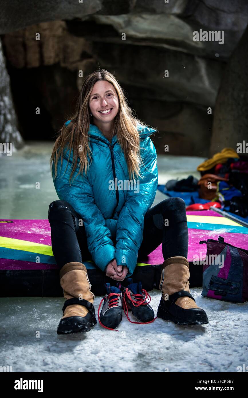 Porträt einer lächelnden jungen Frau, die in Eishöhlen sitzt Independence Pass Stockfoto