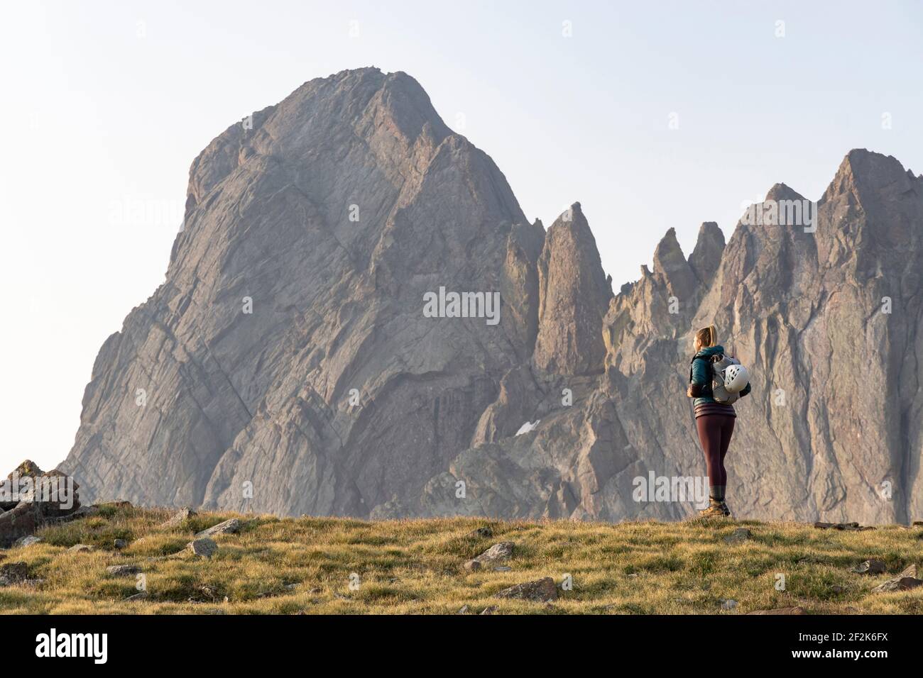 Weibliche Wanderin, die während des Urlaubs auf die Bergkette schaut Stockfoto