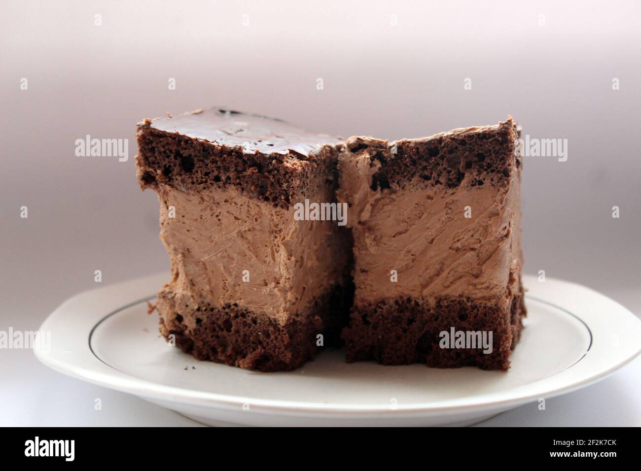 Rigo Jancsi, ein traditioneller ungarischer würfelförmiger Schokoladenkuchen, der in Rumänien hausgemacht ist Stockfoto