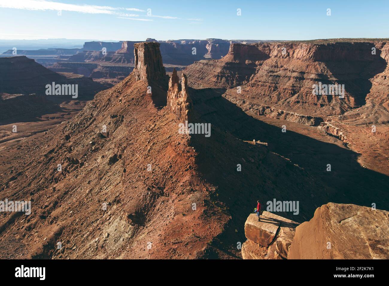 Mann, der auf einer felsigen Klippe im Canyonlands National Park steht Stockfoto