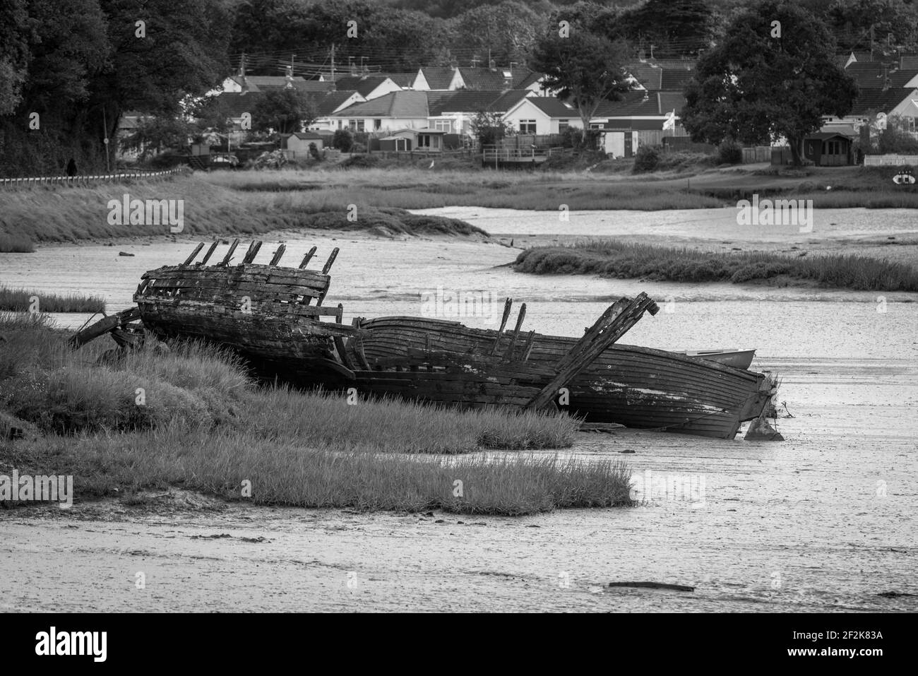 Das Wrack eines Bootes in Fremington pill Inlet, Devon, UK. Stockfoto