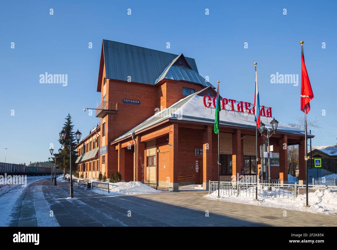 SORTAVALA, RUSSLAND - 10. MÄRZ 2021: Bahnhofsgebäude in Sortavala, Karelien Stockfoto