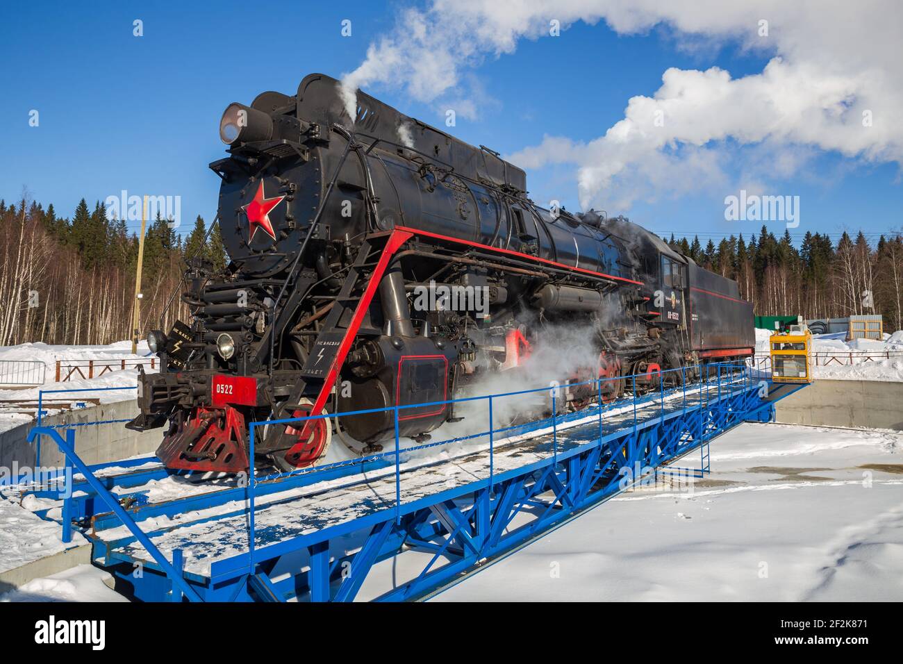 RUSKEALA, RUSSLAND - 10. MÄRZ 2021: Dampflokomotive LV-0522 auf dem Drehteller der Ruskeala Mountain Park Station in Karelia Stockfoto