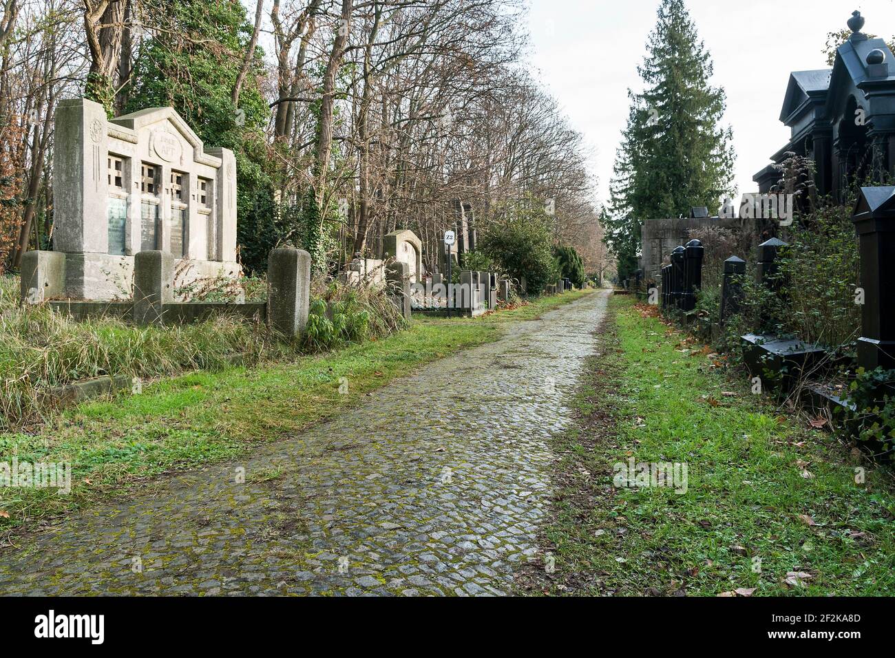 Berlin, jüdischer Friedhof Berlin Weissensee, größter überlebender jüdischer Friedhof in Europa, Weg zur Nordwand Stockfoto