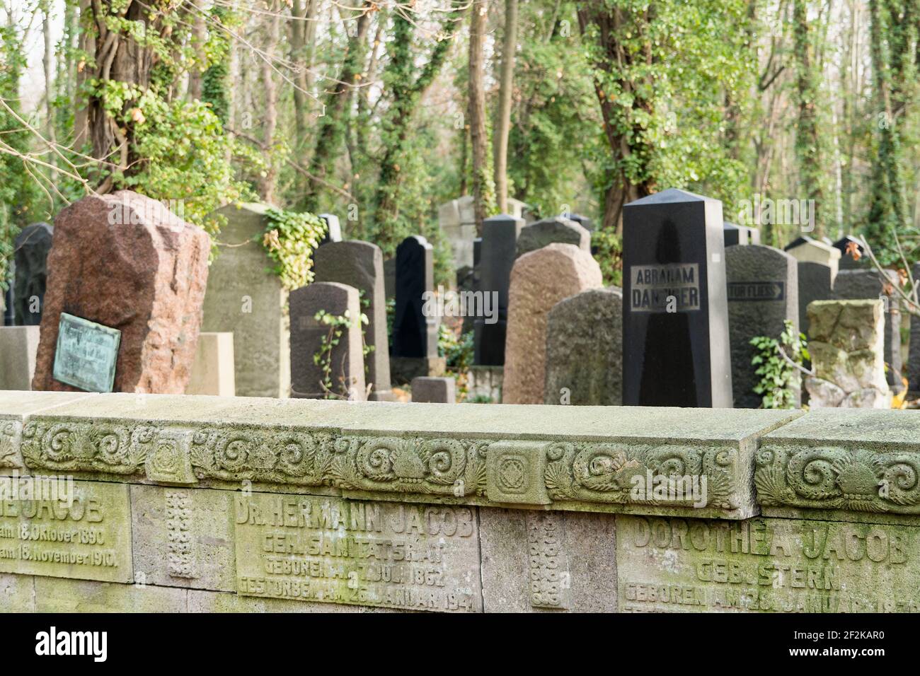 Berlin, jüdischer Friedhof Berlin Weissensee, größter erhaltener jüdischer Friedhof in Europa, verzierte Mauer Stockfoto