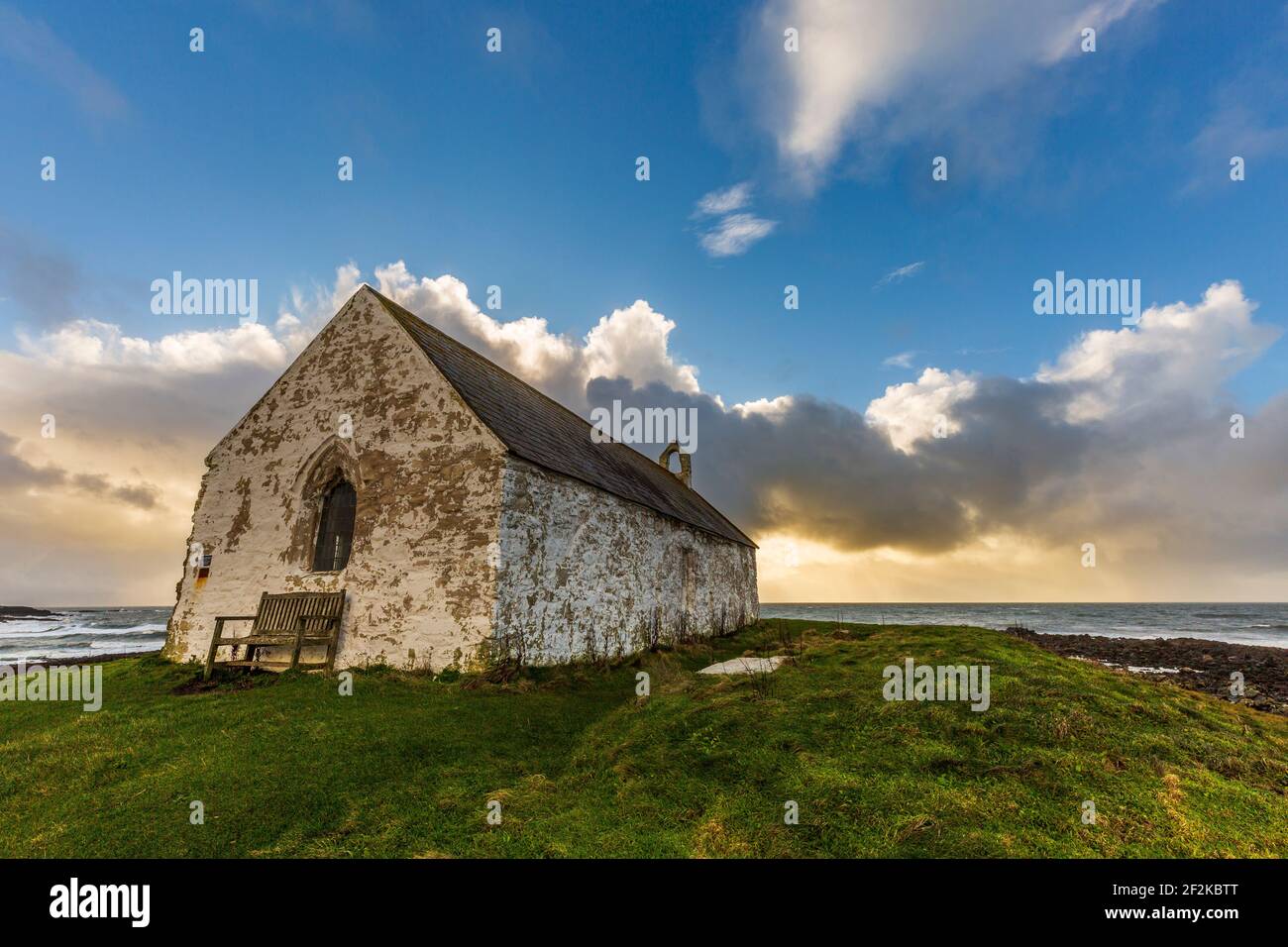 St. Cwyfan's 'Church in the Sea' in Porth Cwyfan in Anglesey, Wales Stockfoto