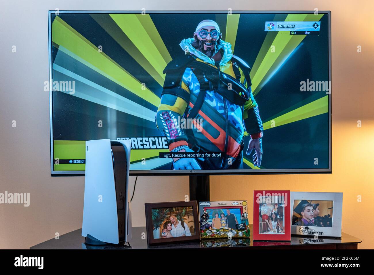 PS5 und ein großer Fernseher Stockfoto