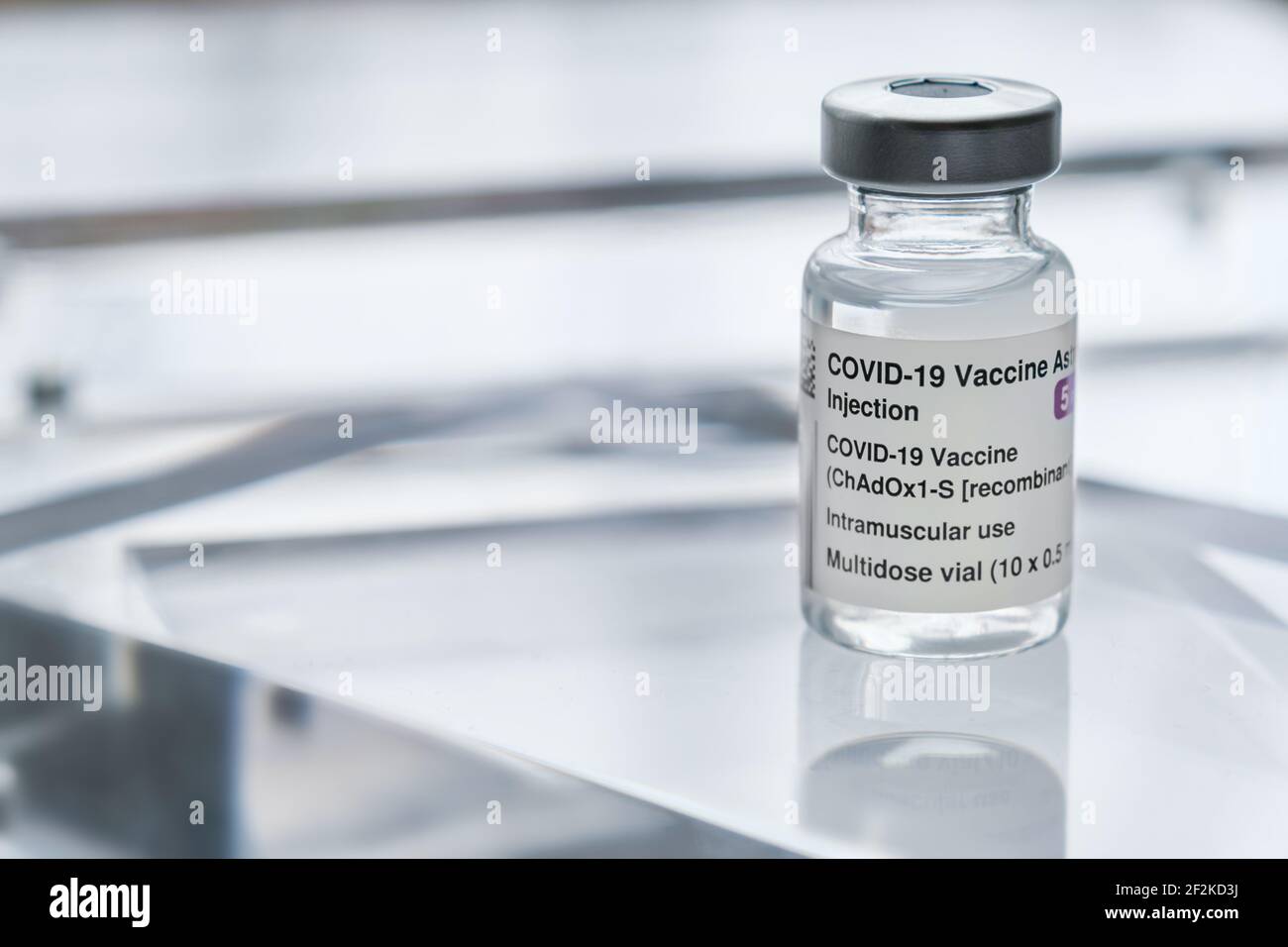 Montreal, CA - 11. März 2021: Fläschchen mit AstraZeneca Covid-19-Impfstoff Stockfoto