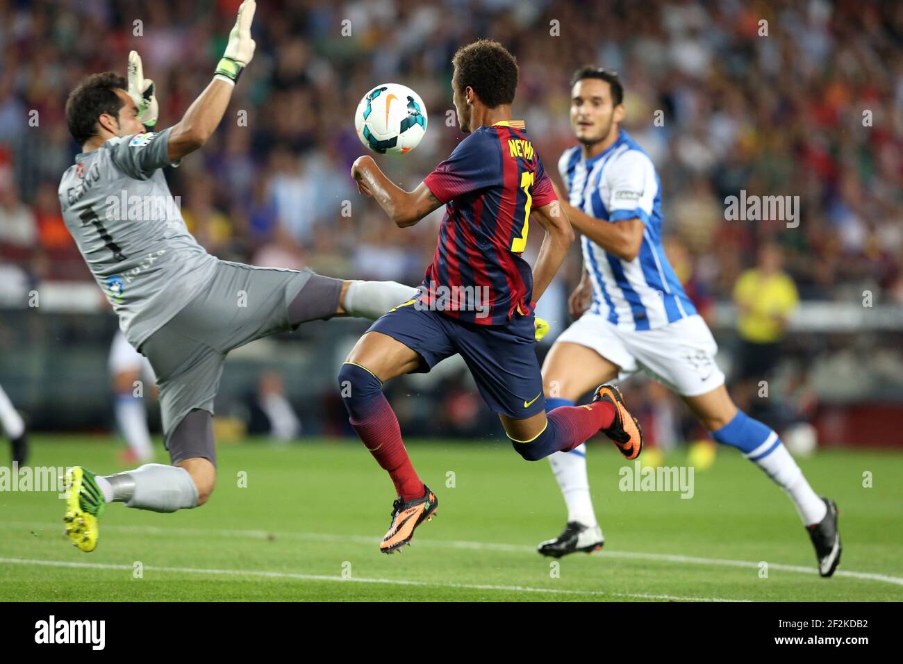 Spanische Meisterschaft Fußballspiel 2013-2014 zwischen FC Barcelona und Real Sociedad am 24. September 2013 in Barcelona, Spanien - Foto Manuel Blondau / AOP Press / DPPI - Neymar vom FC Barcelona duelliert für den Ball mit Claudio Bravo von Real Sociedad Stockfoto