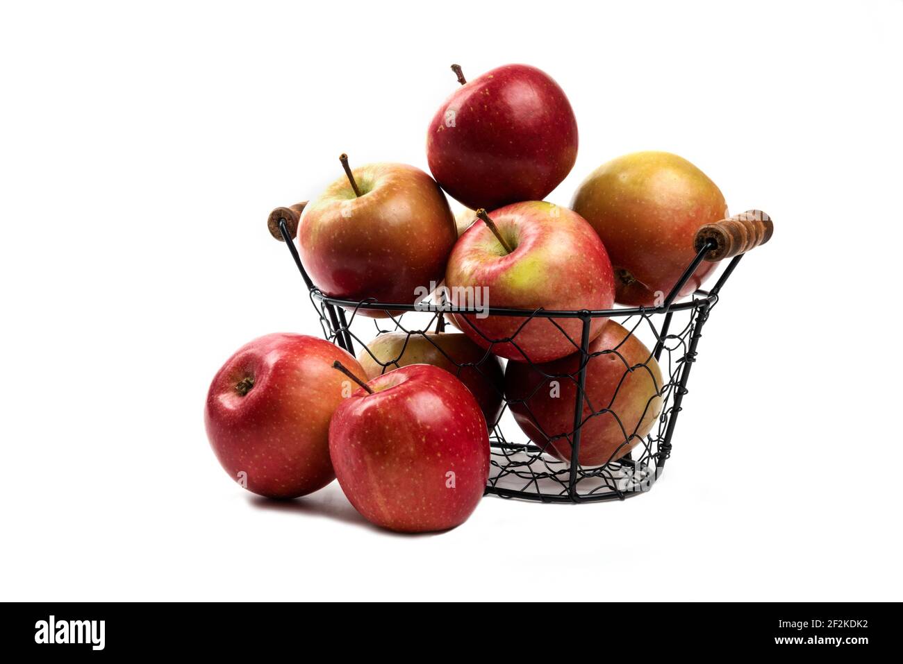 Metallkorb mit frischen reifen Äpfeln isoliert auf weißem Hintergrund Stockfoto