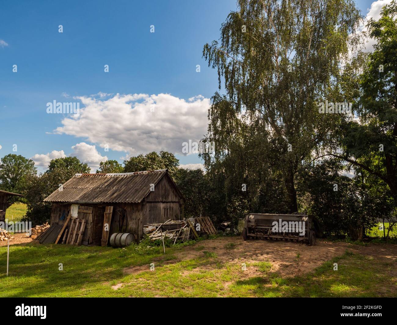Alte Holzscheune und landwirtschaftliche Geräte in einem ländlichen Hof in Podlasie. Podlachia. Polen, Europa. Die Region heißt Podlasko oder Podlasze Stockfoto