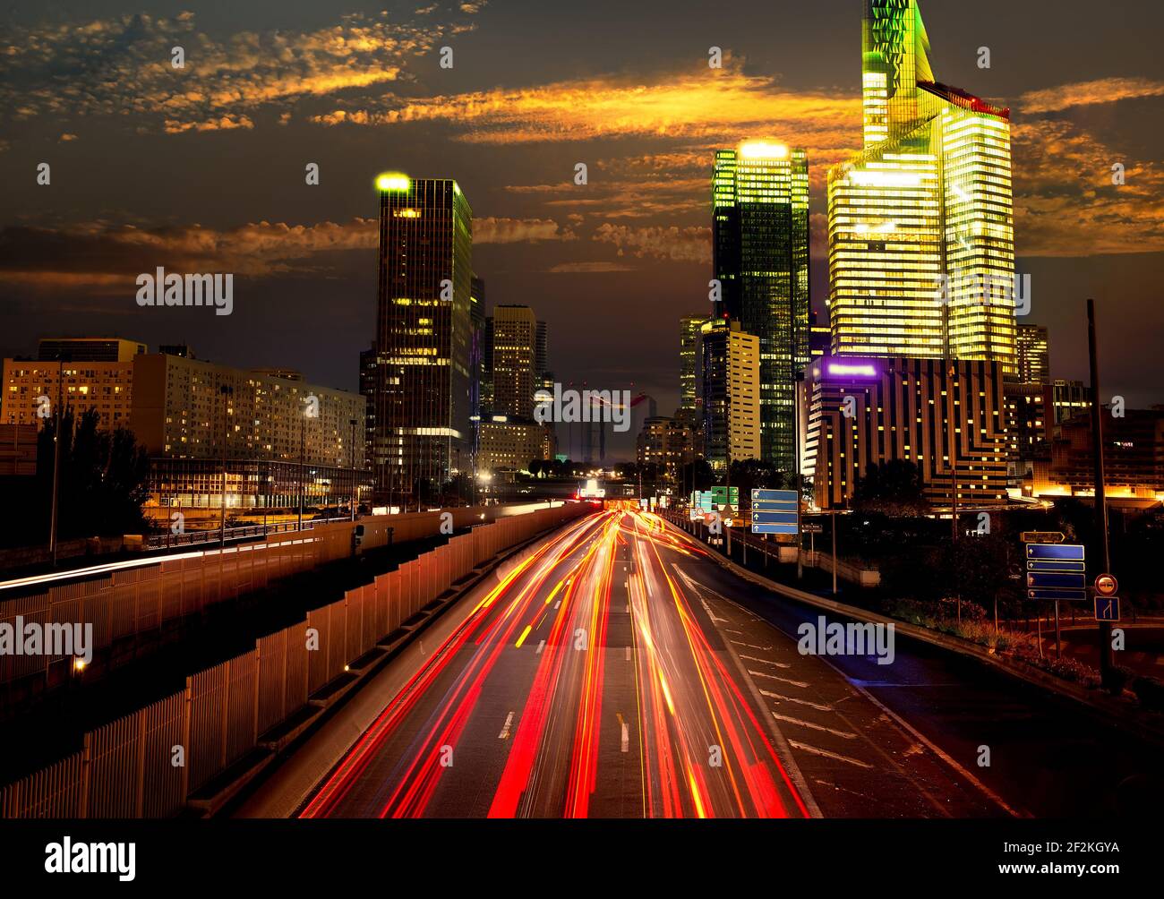 Blick auf den Stadtteil la Defense von Pont de Neuilly Abend, Paris, Frankreich Stockfoto