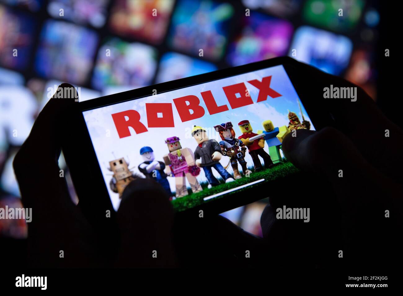 LONDON, UK - März 2021: Person mit einem Smartphone mit Roblox-Spiel-Logo Stockfoto