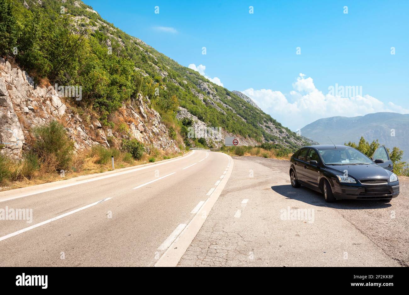 Autobahn in den Bergen von Montenegro am Nachmittag Stockfoto