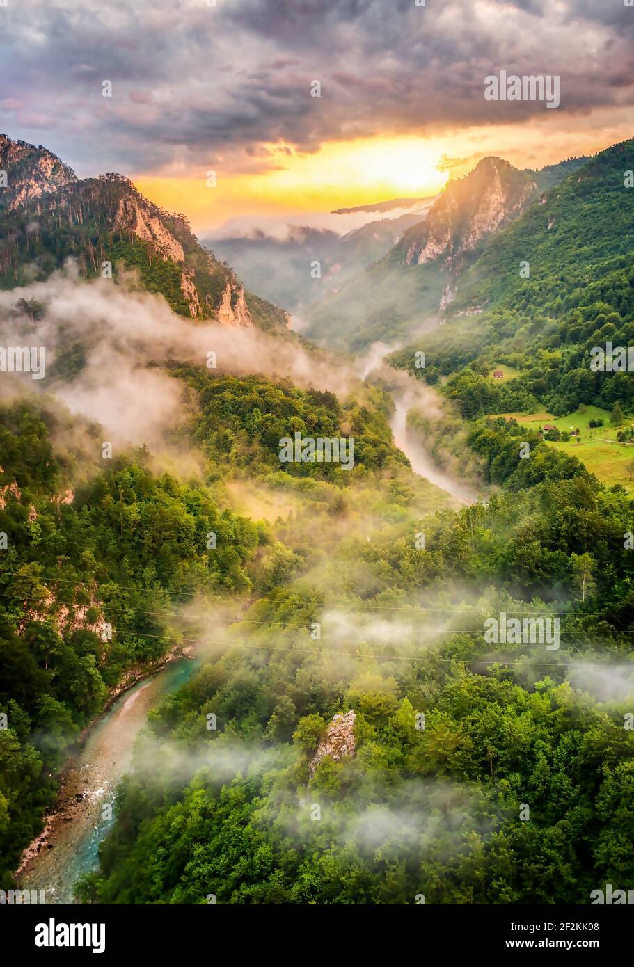 Montenegro, Berge und der Sonnenuntergang Himmel über dem weltberühmten tara Fluss. Canyon in der Nähe der Stadt Zabljak Stockfoto