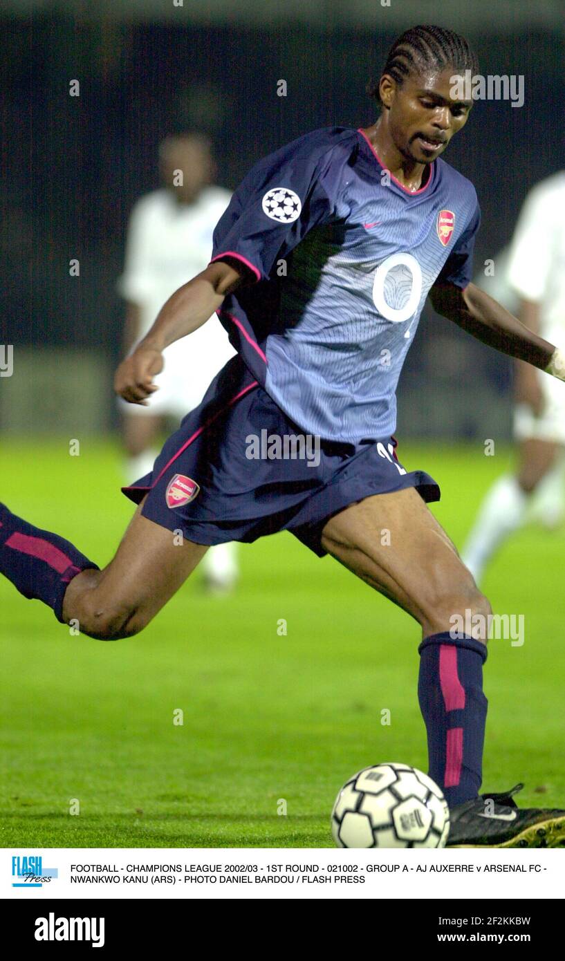 FUSSBALL - CHAMPIONS LEAGUE 2002/03 - 1ST RUNDE - 021002 - GRUPPE A - AJ AUXERRE / ARSENAL FC - NWANKWO KANU (ARS) - FOTO DANIEL BARDOU / FLASH DRÜCKEN Stockfoto