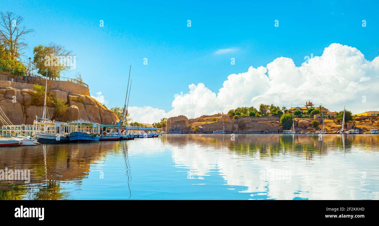 Segelboote auf dem Nil in Assuan bei Sonnenuntergang, Ägypten Stockfoto