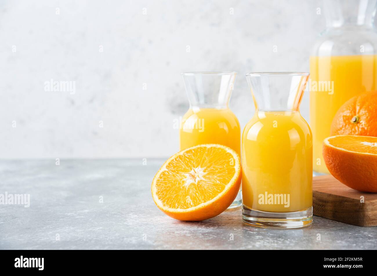 Glas Krug Saft mit Scheibe Orangenfrucht Stockfoto