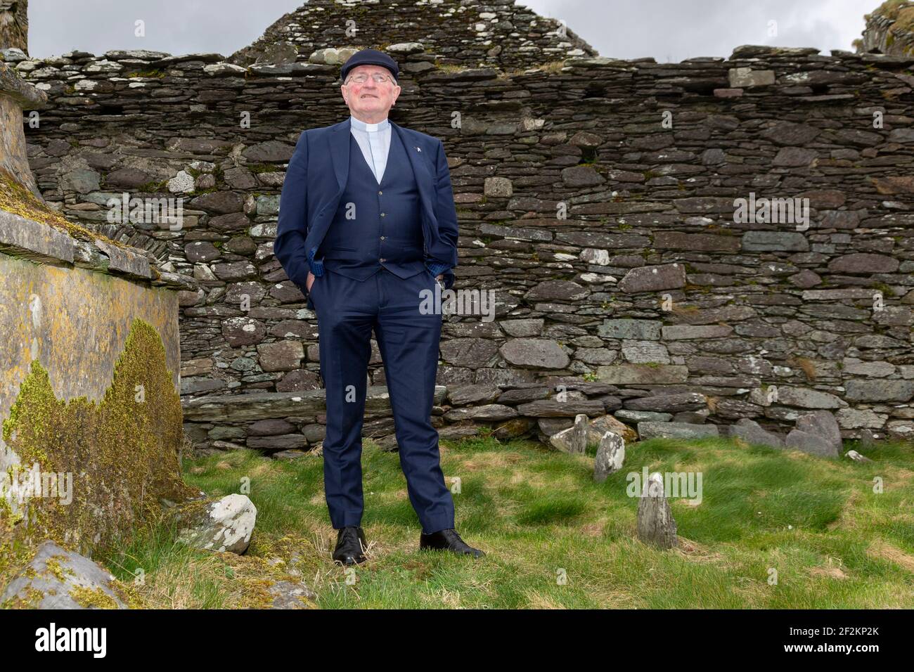 Katholischer Priester im alten Kirchhof, County Kerry, Irland Stockfoto