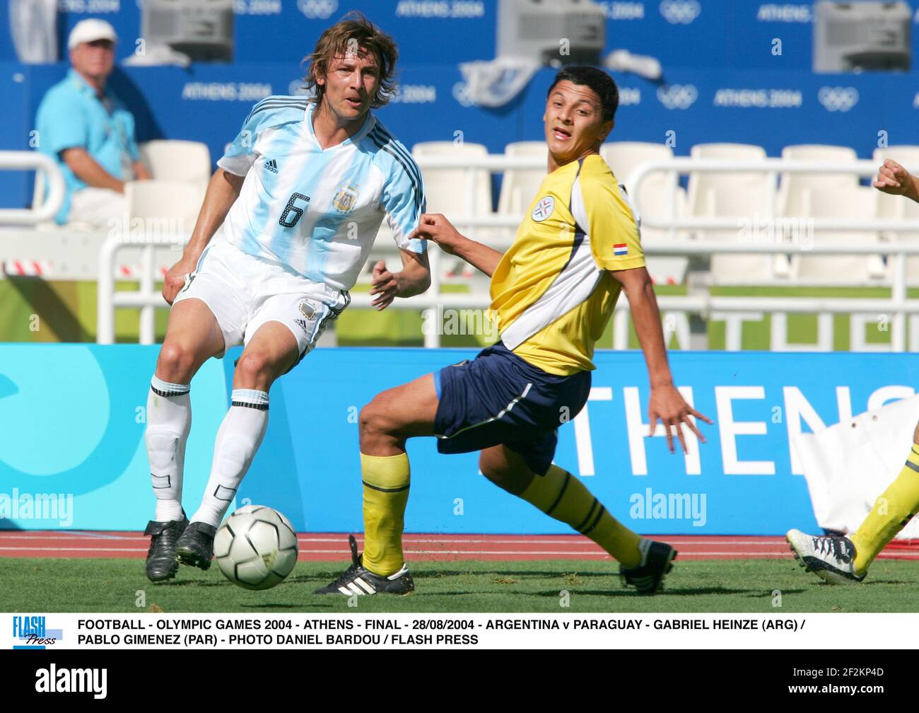 FUSSBALL - OLYMPISCHE SPIELE 2004 - ATHEN - FINALE - 28/08/2004 - ARGENTINIEN / PARAGUAY - GABRIEL HEINZE (ARG) / PABLO GIMENEZ (PAR) - FOTO DANIEL BARDOU / FLASH-PRESSE Stockfoto