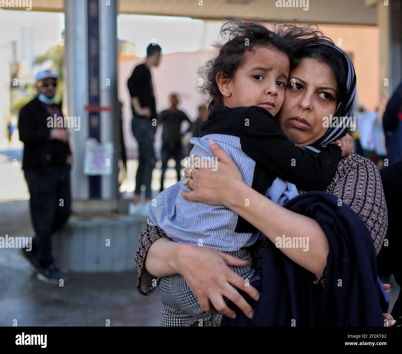 Das algerische Volk verließ das Lager, hob Slogans auf und forderte den Sturz der Symbole des gegenwärtigen Regimes. Einige Demonstranten wurden von der algerischen Polizei daran gehindert, das Hauptquartier der Provinz Oran im Westen Algeriens zu erreichen. Oran am 12. März 2021, Algerien. Foto von Hamza bouhara /ABACAPRESS.COM Stockfoto