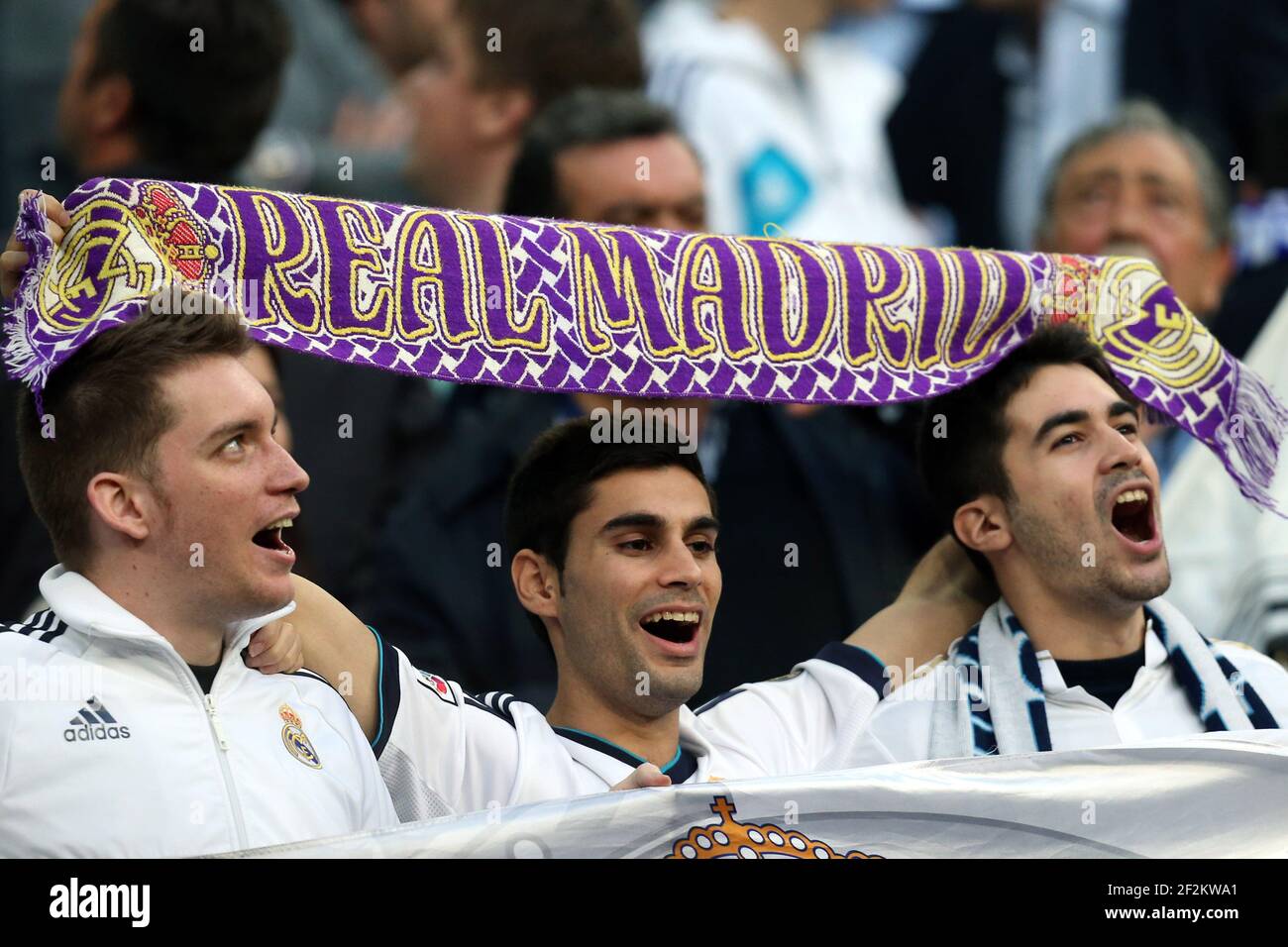 Fans Von Real Madrid Cf Feuern Ihr Team Vor Dem Uefa Champions League 2013 2014 Fussballspiel Halbfinale An Erste Etappe Zwischen Real Madrid Und Bayern Munchen Am 23 April 2014 Im Santiago Bernabeu