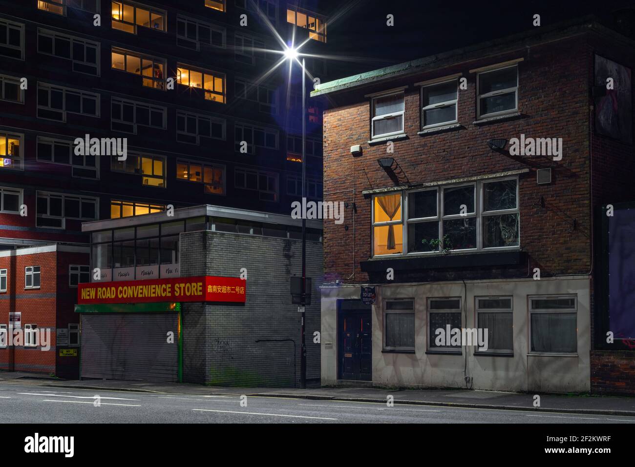 Leere Straße bei Nacht, Häuser entlang der New Road in Southampton, England, Großbritannien Stockfoto