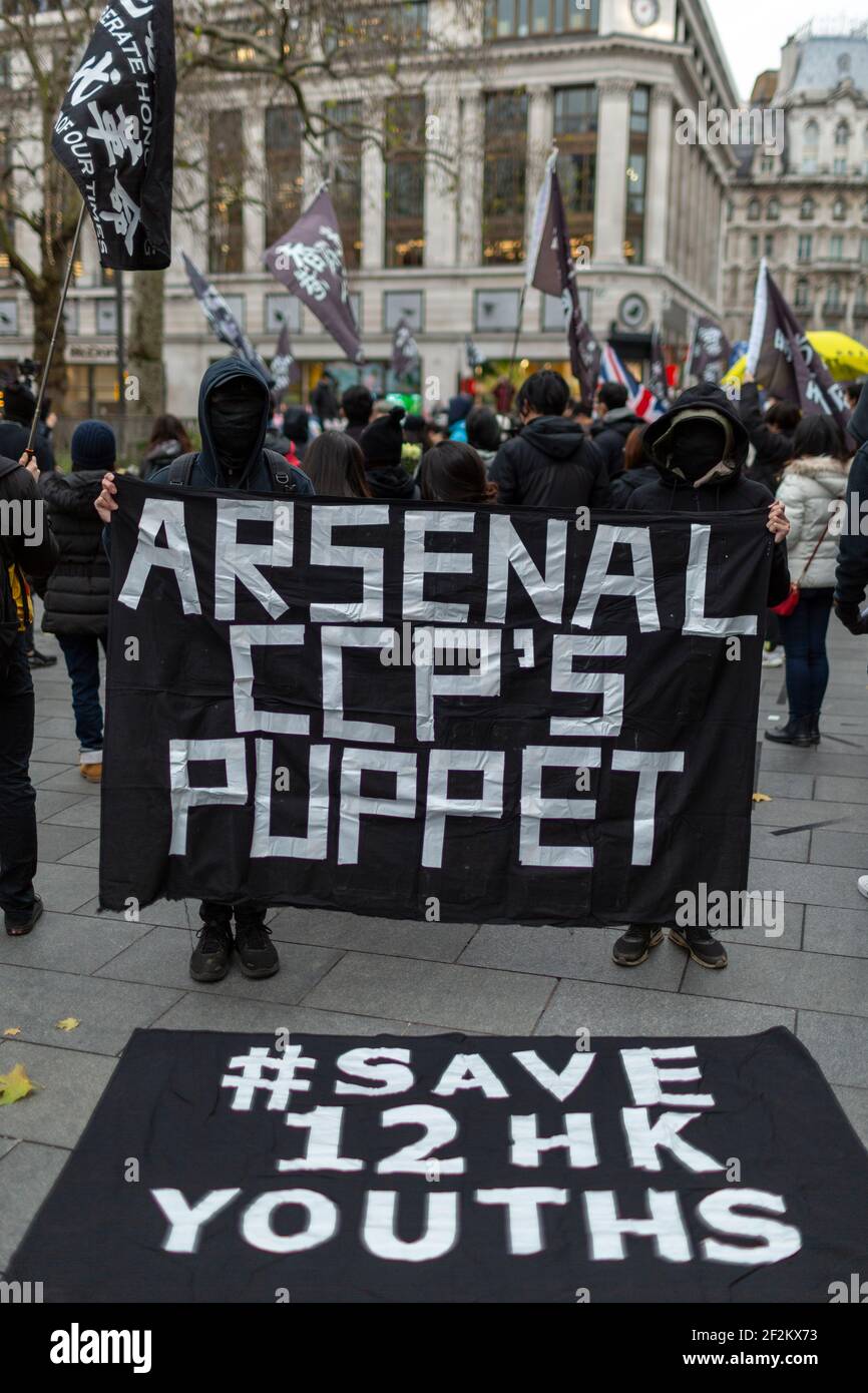 Demonstranten mit Transparenten bei der Demonstration gegen die Kommunistische Partei Chinas, Leicester Square, London, 12. Dezember 2020 Stockfoto