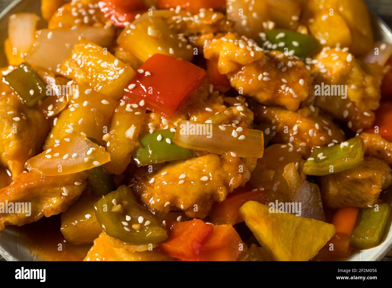 Hausgemachtes chinesisches süßes und saures Huhn mit Paprika und Ananas Stockfoto