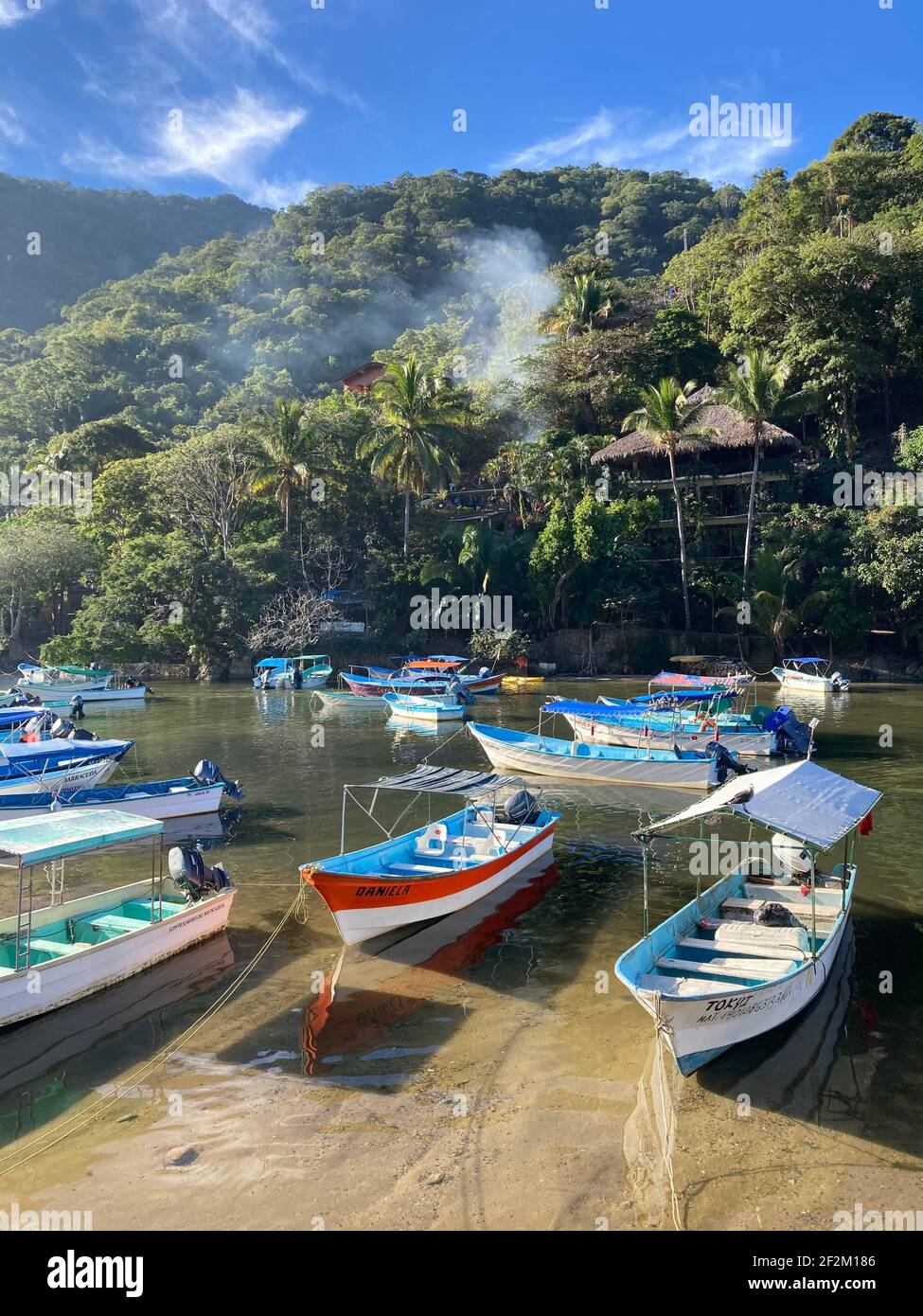 Fischerboote im Hafen von Boca de Tomatlán, Jalisco, Mexiko Stockfoto