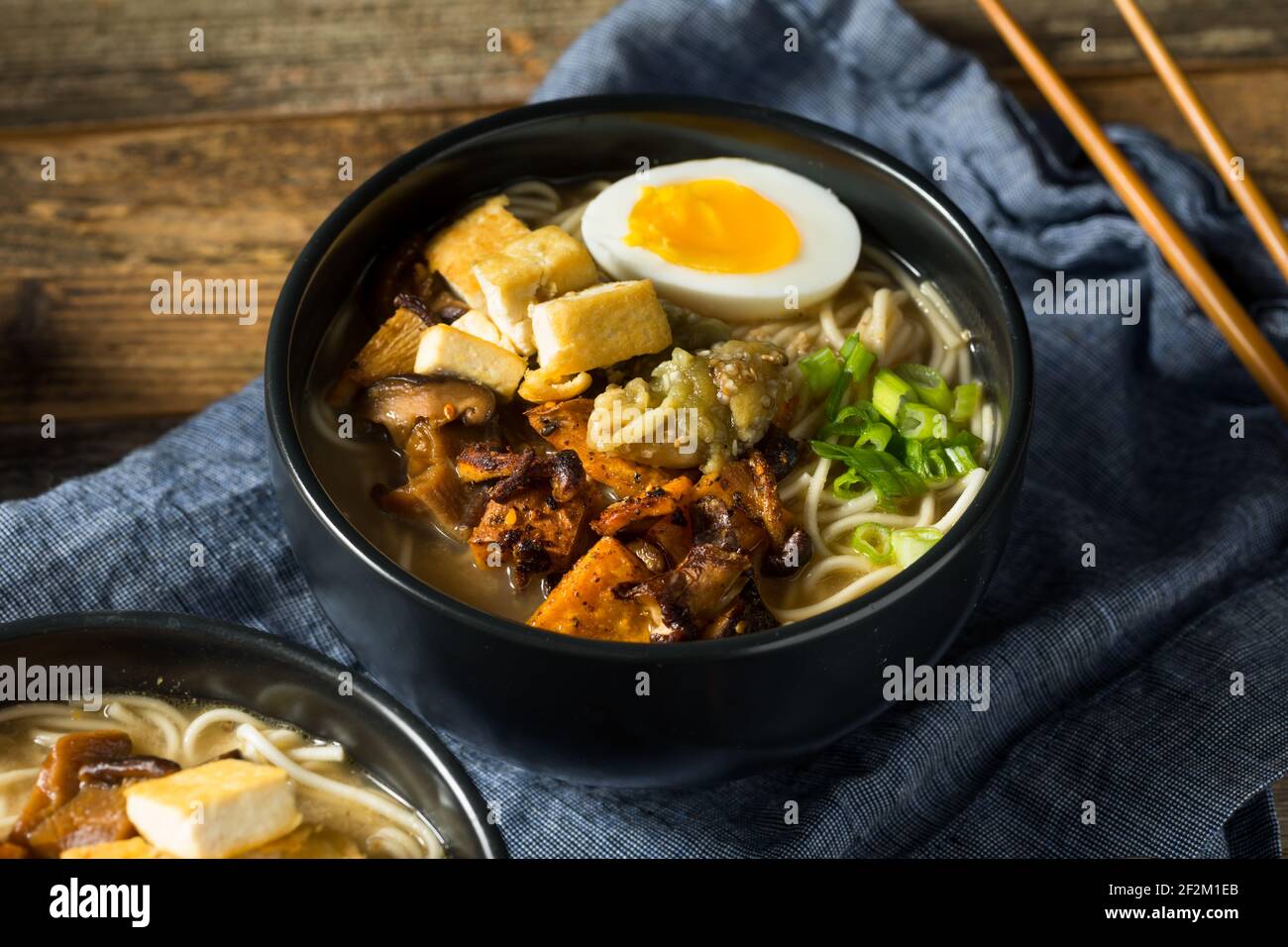 Hausgemachte gesunde Vegan Vegetarische Ramen mit Tofu und Ei Stockfoto