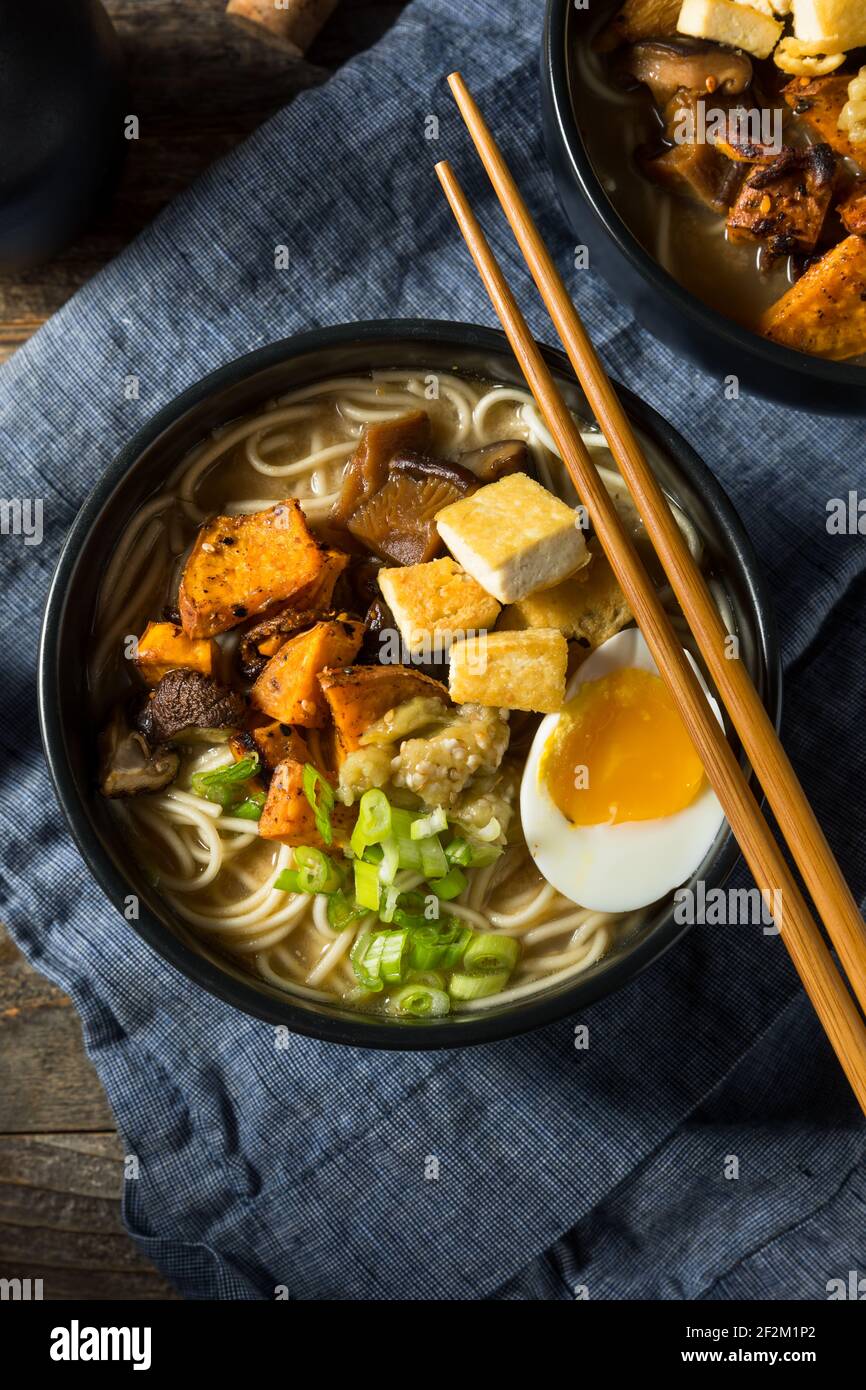 Hausgemachte gesunde Vegan Vegetarische Ramen mit Tofu und Ei Stockfoto