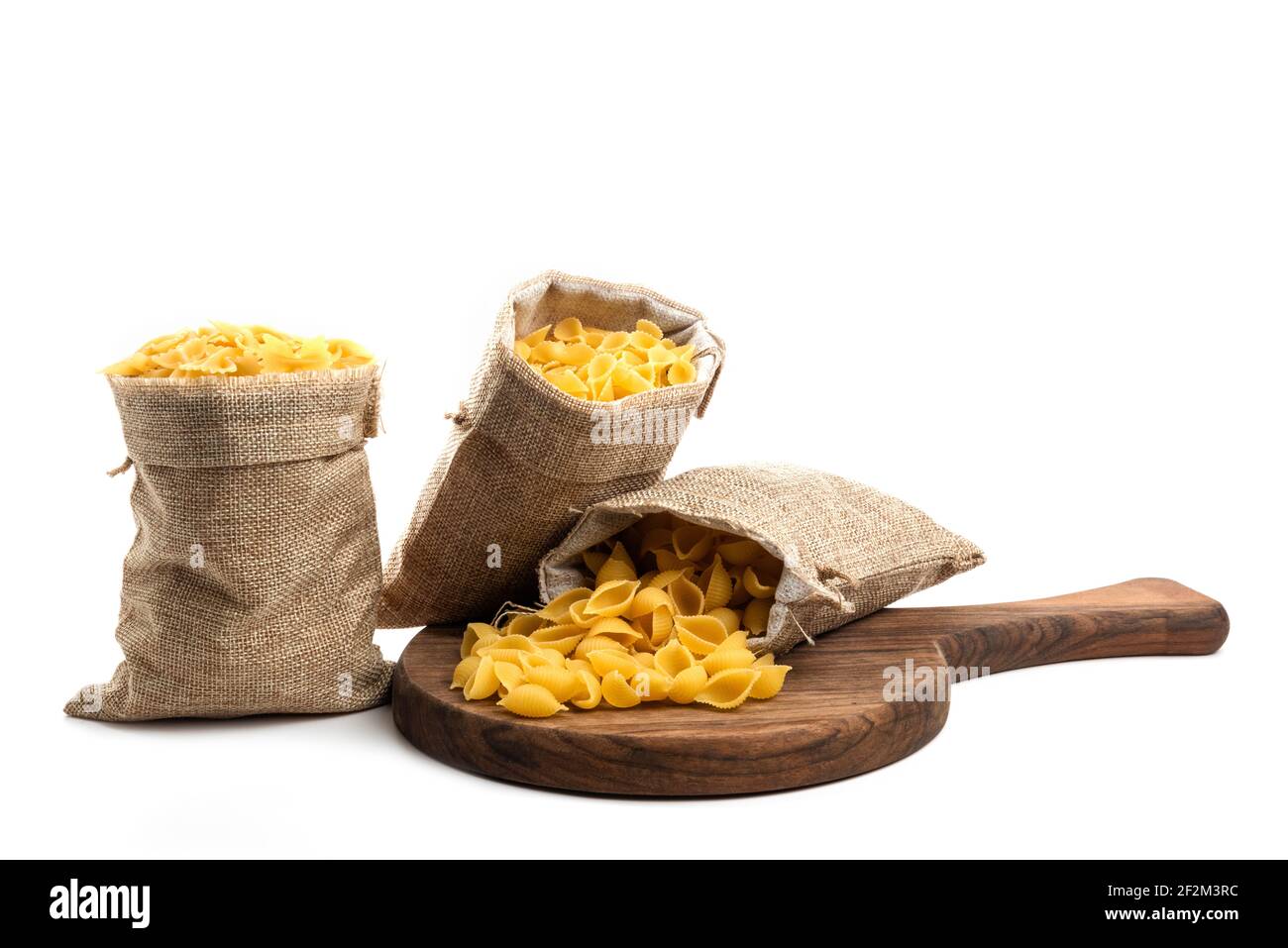 Conchiglie rigate Pasta oder Muschelmakkaroni in Sack isoliert Stockfoto